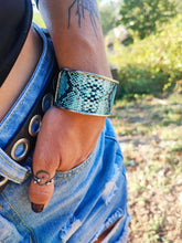 Carica l&#39;immagine nel visualizzatore di Gallery, Turquoise snake bracelet