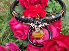Carregar imagem no visualizador da galeria, Tiger Eye &amp; gold bee necklace