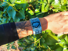 Cargar imagen en el visor de la galería, Turquoise snake bracelet