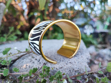 Carregar imagem no visualizador da galeria, Zebra &amp; gold bracelet