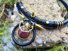 Cargar imagen en el visor de la galería, Indian Onyx bee gold Necklace
