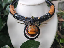 Laden Sie das Bild in den Galerie-Viewer, eye of Tiger butterfly Necklace