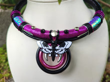 Laden Sie das Bild in den Galerie-Viewer, Cyber pink Butterfly Necklace