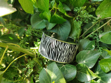 Cargar imagen en el visor de la galería, Zebra &amp; Silver Bracelet