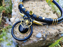 Carregar imagem no visualizador da galeria, Black Onyx bee gold Necklace