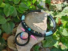 Laden Sie das Bild in den Galerie-Viewer, Turquoise pink spirale Necklace