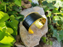 Cargar imagen en el visor de la galería, Black crocodile &amp; gold bracelet