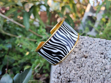 Carregar imagem no visualizador da galeria, Zebra &amp; gold bracelet