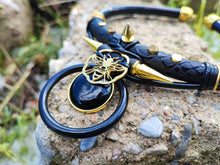 Carregar imagem no visualizador da galeria, Black Onyx bee gold Necklace